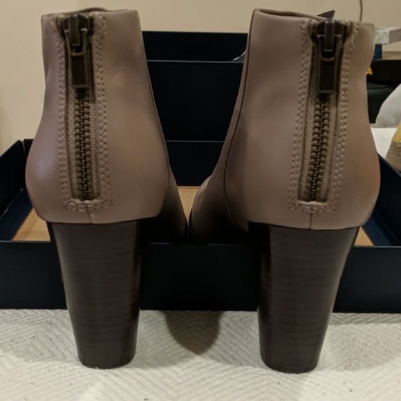 Adorable booties - Picture 3 of 5